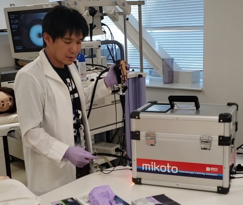 手技を定量評価できる次世代医療シミュレータ「mikoto大腸内視鏡モデル」の開発